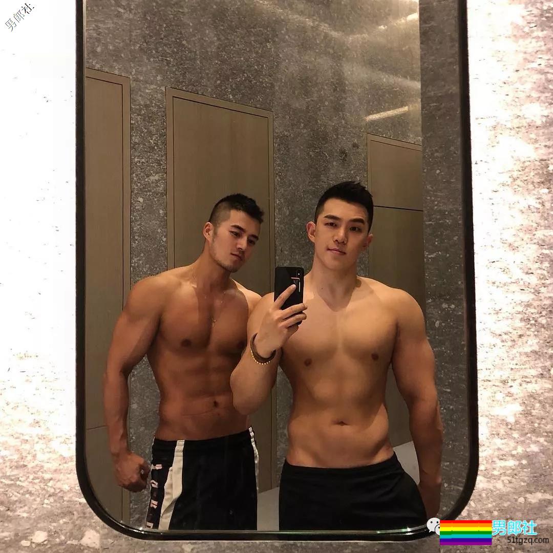 90后新晋同志名媛放得开！更衣室与基友抓胸！ - 51虹马