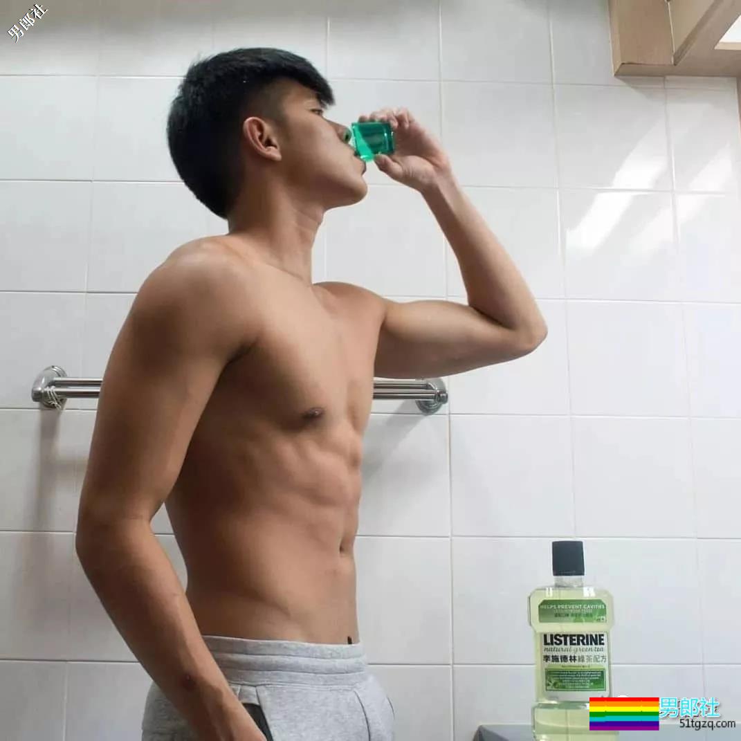 六块腹肌水球体育生帅哥，Man味十足还拍过泳池广告！ - 51虹马