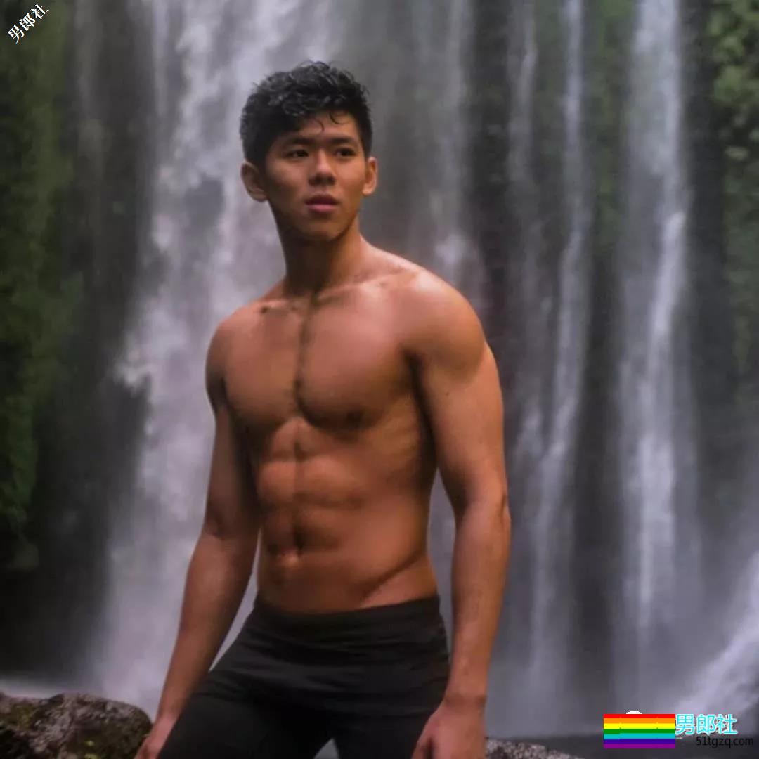 六块腹肌水球体育生帅哥，Man味十足还拍过泳池广告！ - 51虹马