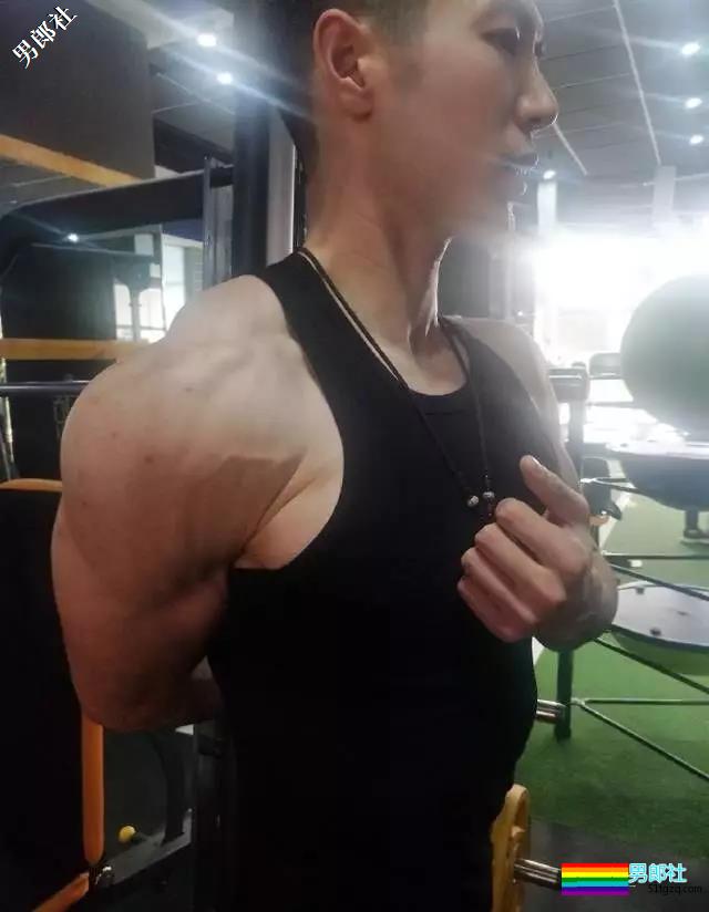 帅气空少小奶狗健身房撸铁! - 51虹马 帅气空少小奶狗健身房撸铁! - 51虹马