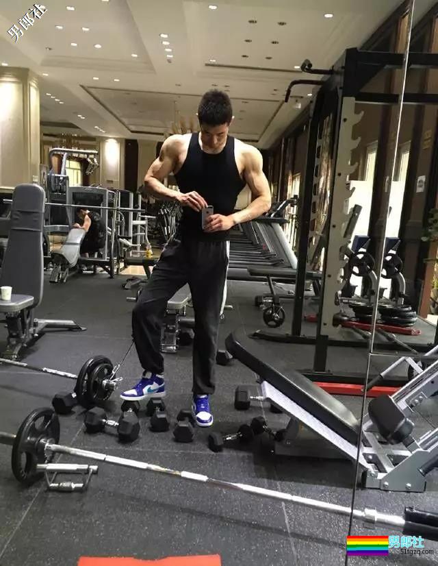 帅气空少小奶狗健身房撸铁! - 51虹马 帅气空少小奶狗健身房撸铁! - 51虹马