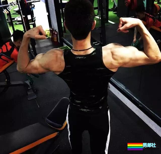 帅气空少小奶狗健身房撸铁! - 51虹马 帅气空少小奶狗健身房撸铁! - 51虹马