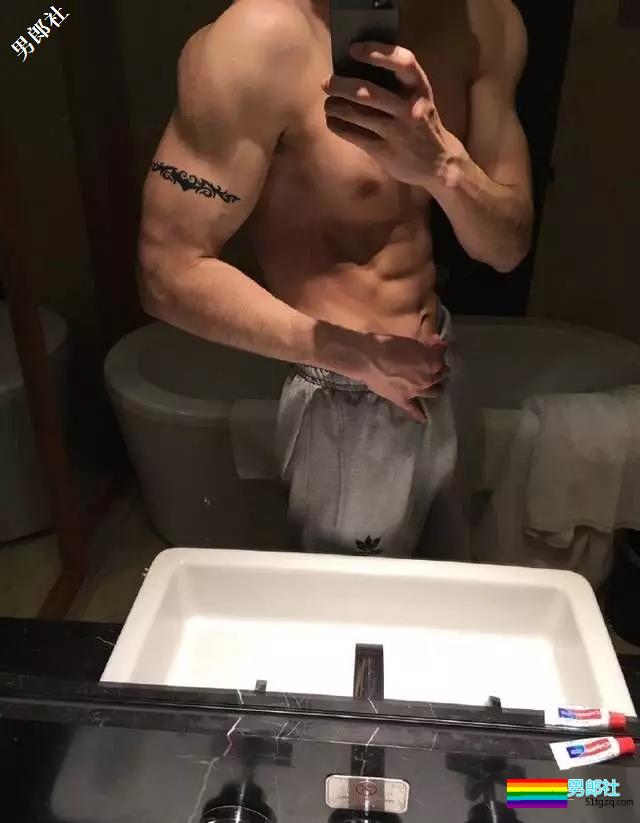 帅气空少小奶狗健身房撸铁！ - 51虹马