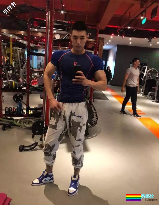 帅气空少小奶狗健身房撸铁! - 51虹马 帅气空少小奶狗健身房撸铁! - 51虹马