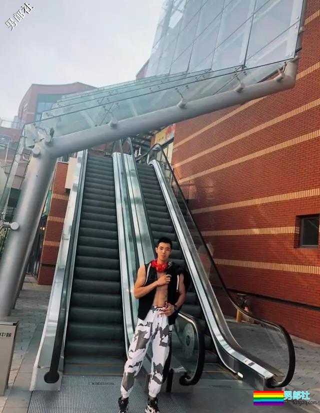 帅气空少小奶狗健身房撸铁! - 51虹马 帅气空少小奶狗健身房撸铁! - 51虹马