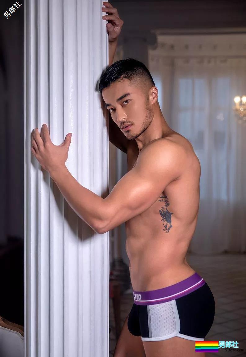 樊野与外国男模贴身拍内裤大片!拍出了基V的既视感!穿增高鞋成亮点 - 51虹马 樊野与外国男模贴身拍内裤大片!拍出了基V的既视感!穿增高鞋成亮点 - 51虹马