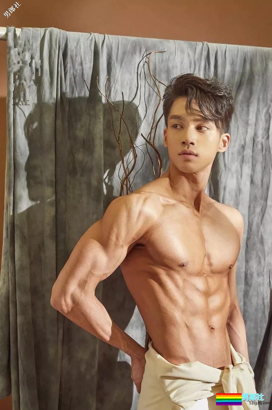 肌肉小狼狗八块腹肌太惹眼,长腿大胸肌的运动Boy! - 51虹马 肌肉小狼狗八块腹肌太惹眼,长腿大胸肌的运动Boy! - 51虹马