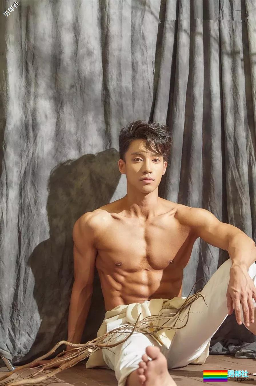 肌肉小狼狗八块腹肌太惹眼,长腿大胸肌的运动Boy! - 51虹马 肌肉小狼狗八块腹肌太惹眼,长腿大胸肌的运动Boy! - 51虹马