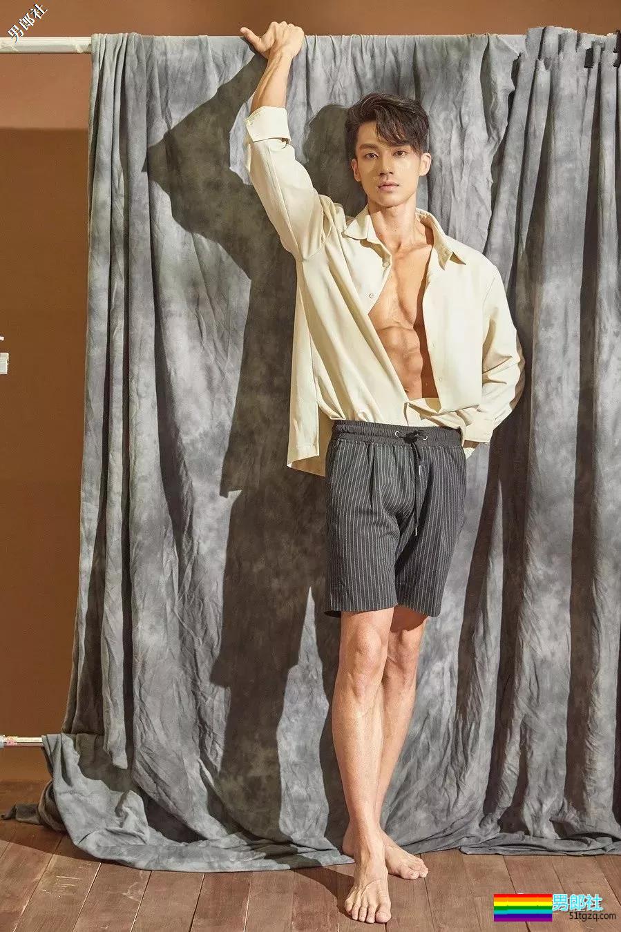 肌肉小狼狗八块腹肌太惹眼，长腿大胸肌的运动Boy！ - 51虹马