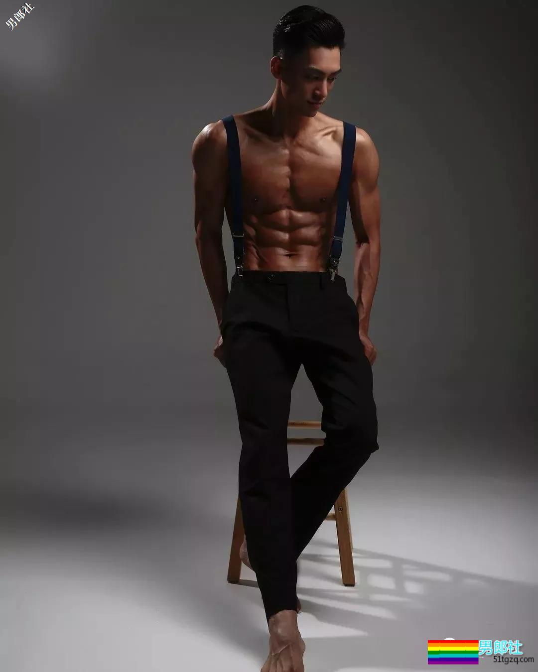 肌肉小狼狗八块腹肌太惹眼，长腿大胸肌的运动Boy！ - 51虹马