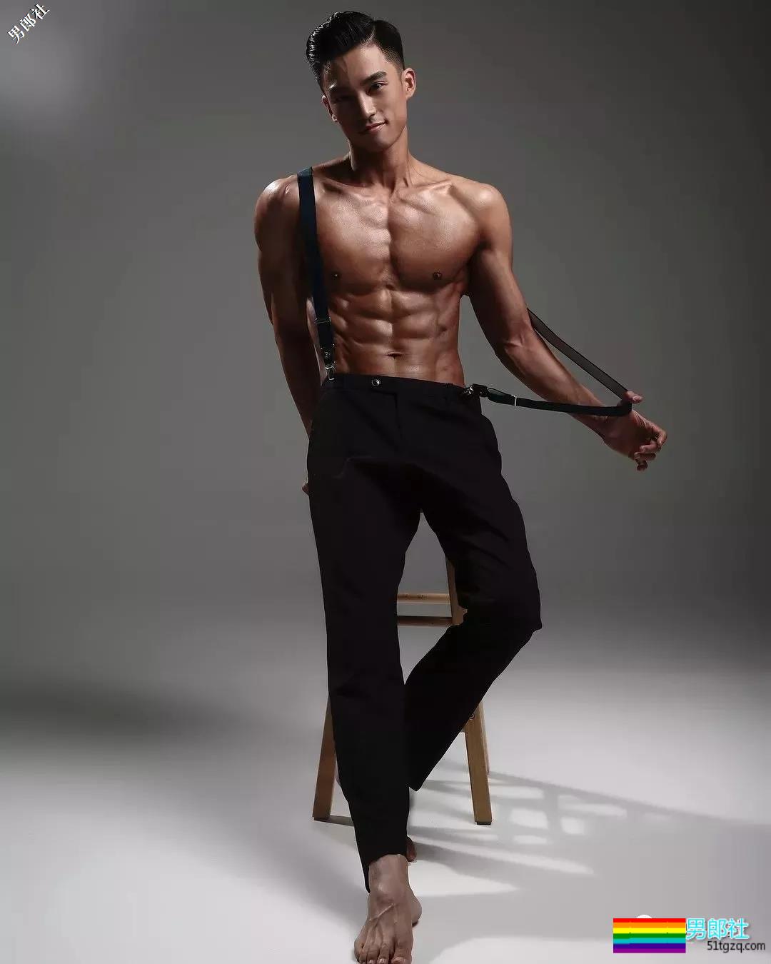 肌肉小狼狗八块腹肌太惹眼，长腿大胸肌的运动Boy！ - 51虹马