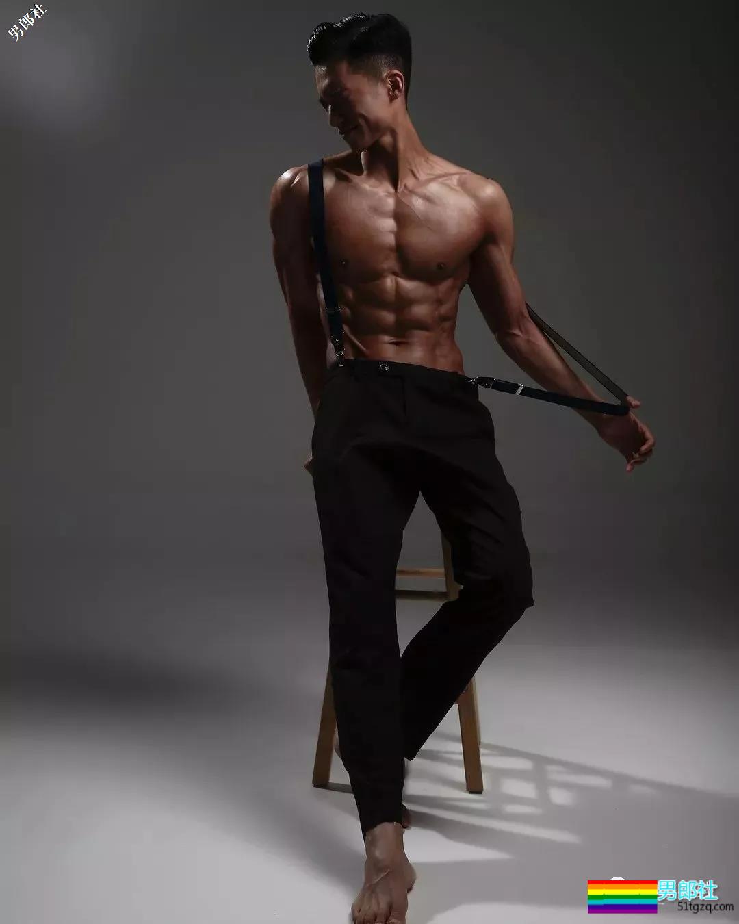 肌肉小狼狗八块腹肌太惹眼，长腿大胸肌的运动Boy！ - 51虹马