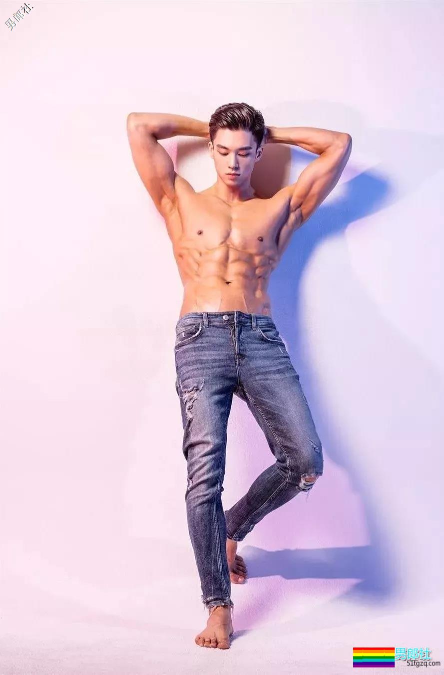 肌肉小狼狗八块腹肌太惹眼,长腿大胸肌的运动Boy! - 51虹马 肌肉小狼狗八块腹肌太惹眼,长腿大胸肌的运动Boy! - 51虹马