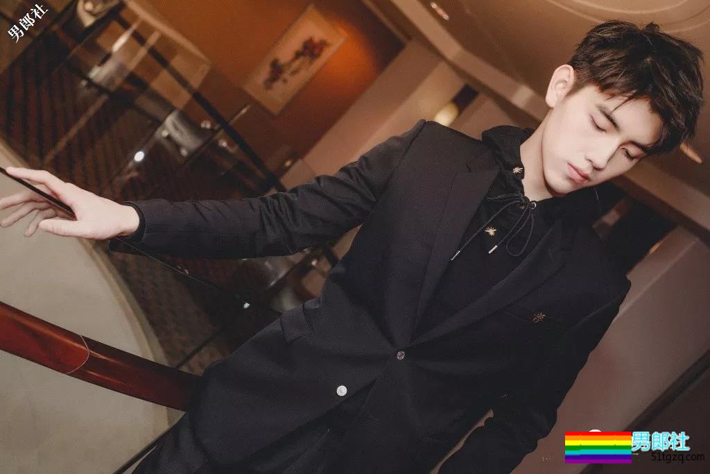 神仙男友一条微博碰瓷半个娱乐圈！可我只想要这个阳光鲜嫩的少年！ - 51虹马