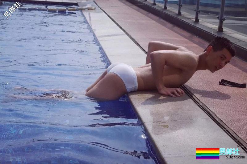 帅兵的萌帅男友发泳池清凉照，翘腹肌让网友羡慕！ - 51虹马