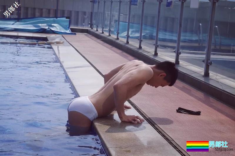 帅兵的萌帅男友发泳池清凉照，翘腹肌让网友羡慕！ - 51虹马