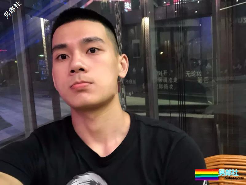 帅兵的萌帅男友发泳池清凉照，翘腹肌让网友羡慕！ - 51虹马