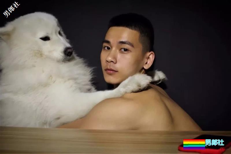 帅兵的萌帅男友发泳池清凉照，翘腹肌让网友羡慕！ - 51虹马