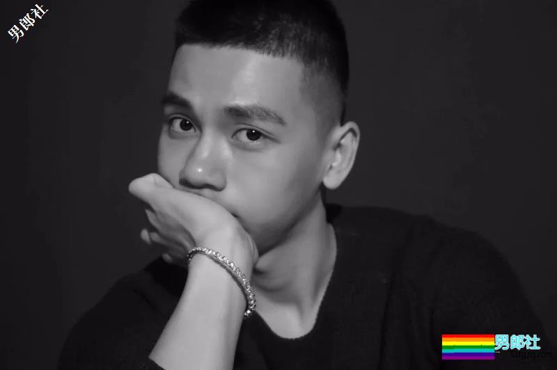 帅兵的萌帅男友发泳池清凉照，翘腹肌让网友羡慕！ - 51虹马