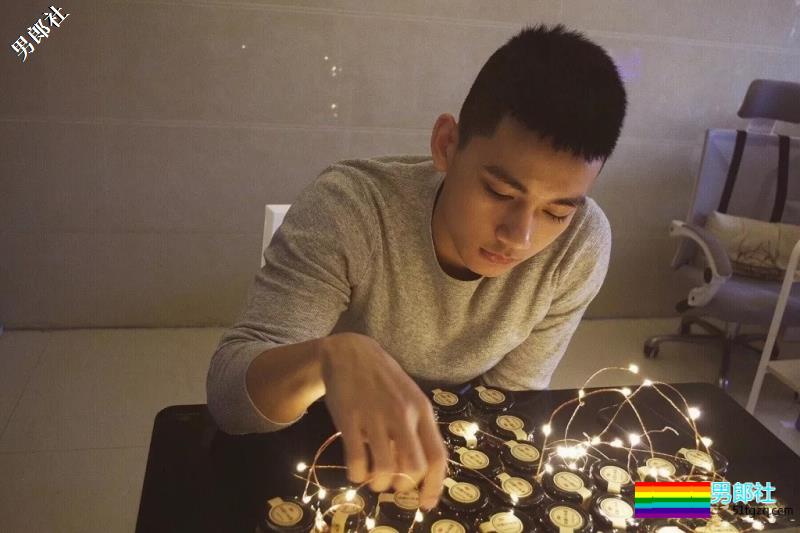 帅兵的萌帅男友发泳池清凉照，翘腹肌让网友羡慕！ - 51虹马