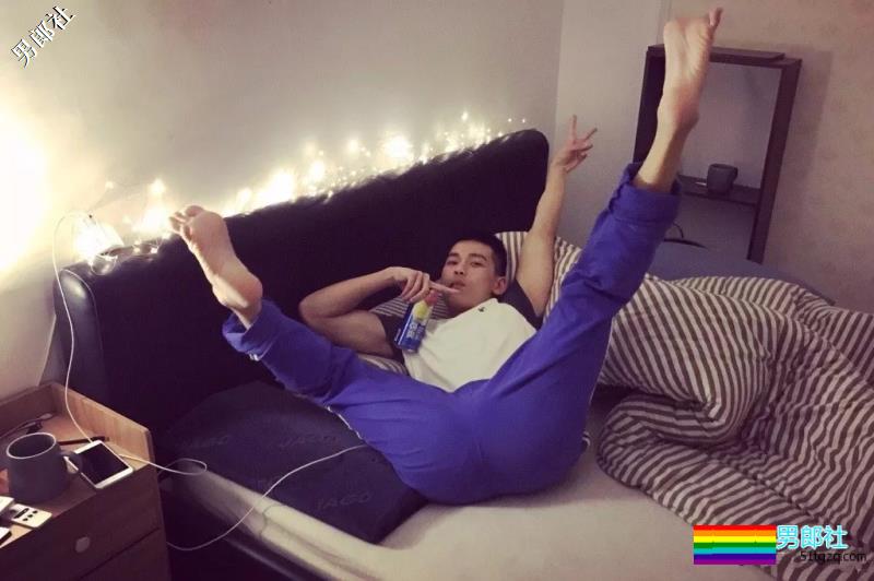 帅兵的萌帅男友发泳池清凉照，翘腹肌让网友羡慕！ - 51虹马