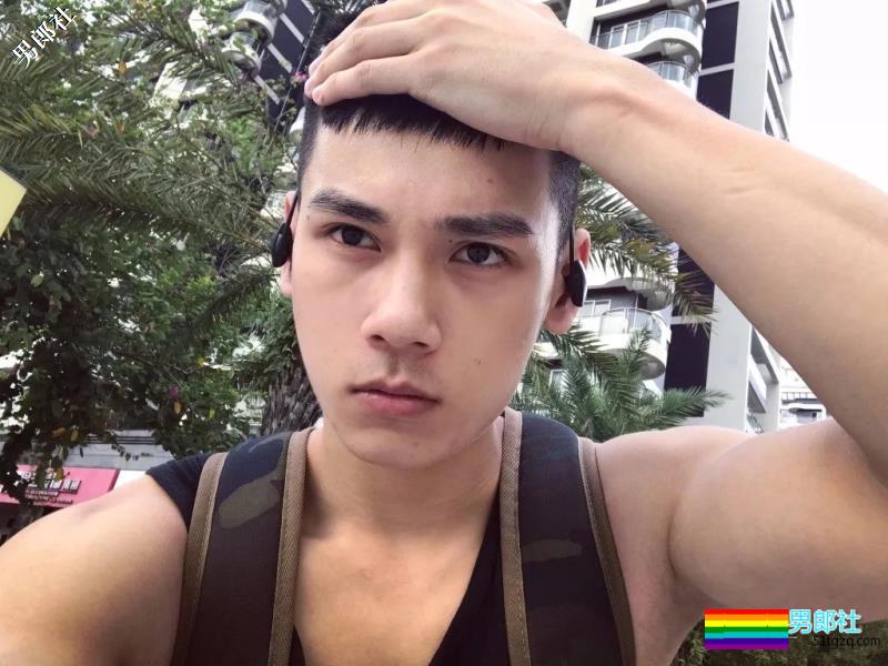 帅兵的萌帅男友发泳池清凉照，翘腹肌让网友羡慕！ - 51虹马