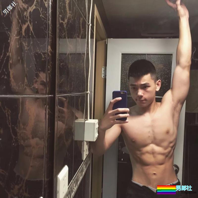 帅兵的萌帅男友发泳池清凉照，翘腹肌让网友羡慕！ - 51虹马