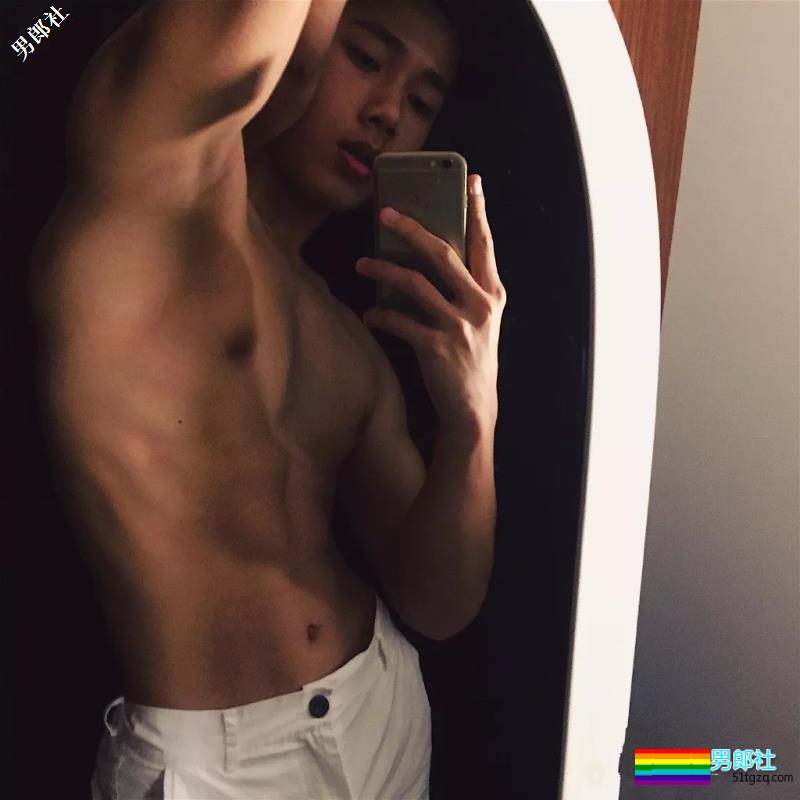 帅兵的萌帅男友发泳池清凉照，翘腹肌让网友羡慕！ - 51虹马