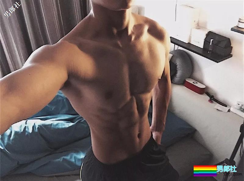 帅兵的萌帅男友发泳池清凉照，翘腹肌让网友羡慕！ - 51虹马