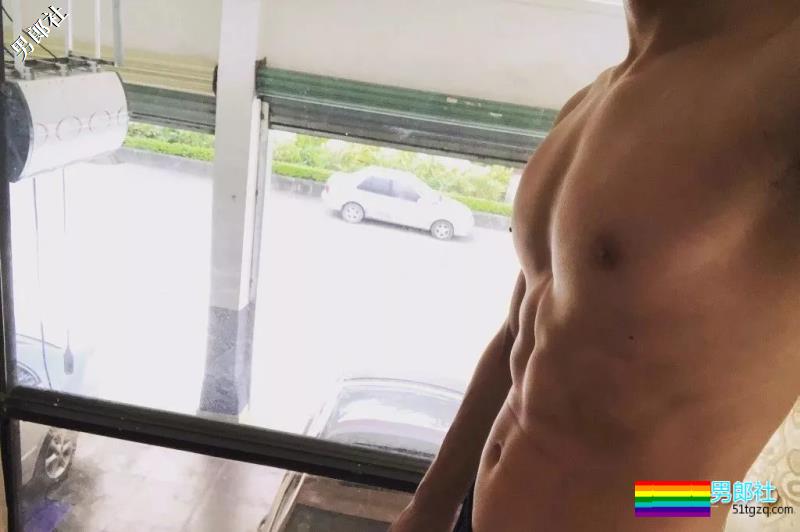 帅兵的萌帅男友发泳池清凉照，翘腹肌让网友羡慕！ - 51虹马