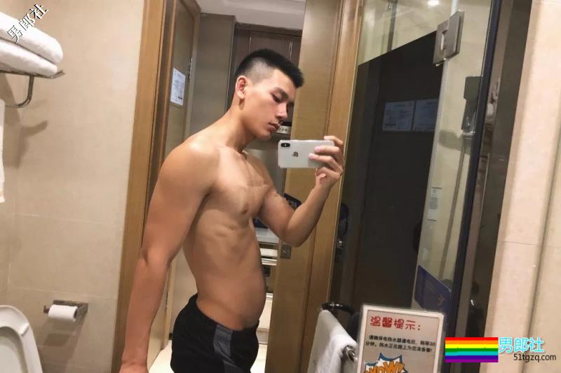 帅兵的萌帅男友发泳池清凉照，翘腹肌让网友羡慕！ - 51虹马