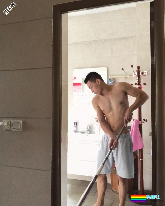 帅兵的萌帅男友发泳池清凉照，翘腹肌让网友羡慕！ - 51虹马