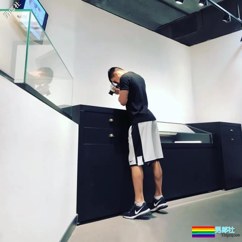 帅兵的萌帅男友发泳池清凉照，翘腹肌让网友羡慕！ - 51虹马