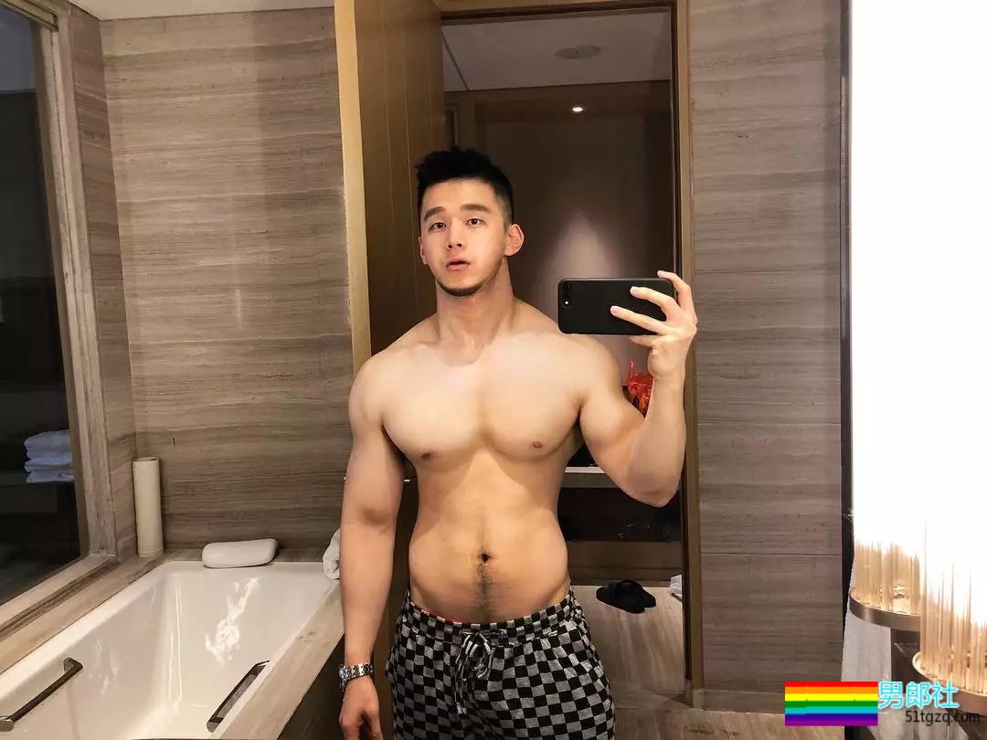 裤子故意买太小？肌肉名媛粗壮身材撑爆了 - 51虹马