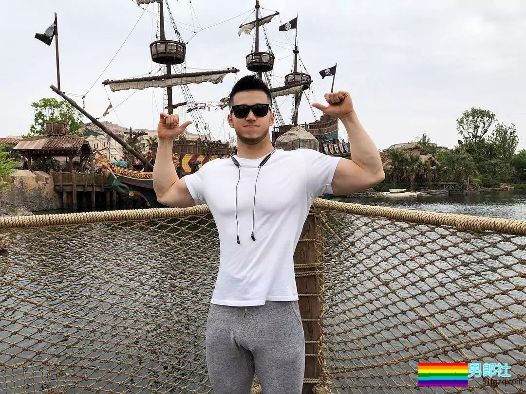 裤子故意买太小？肌肉名媛粗壮身材撑爆了 - 51虹马