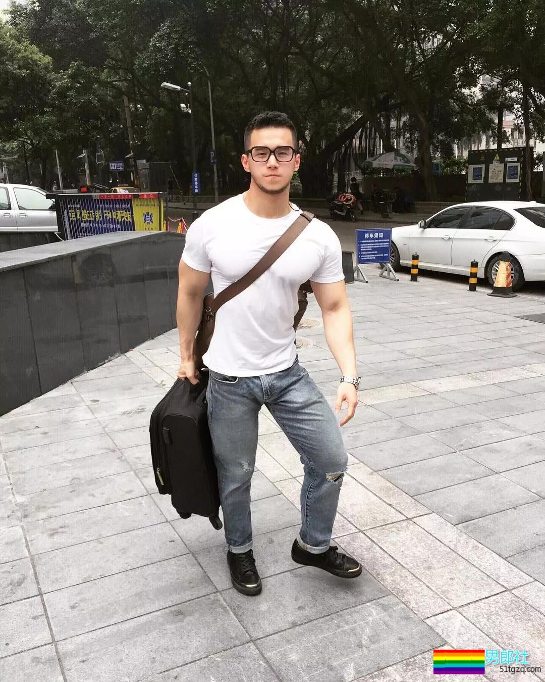 裤子故意买太小？肌肉名媛粗壮身材撑爆了 - 51虹马