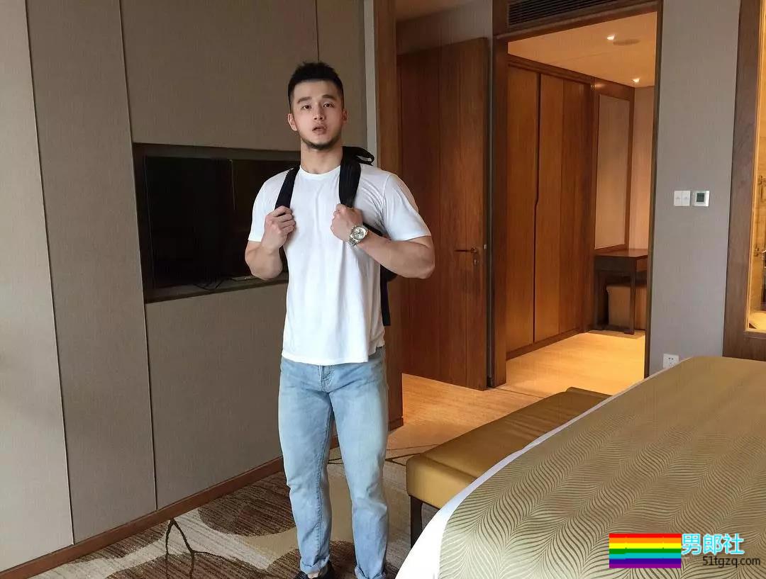 裤子故意买太小？肌肉名媛粗壮身材撑爆了 - 51虹马