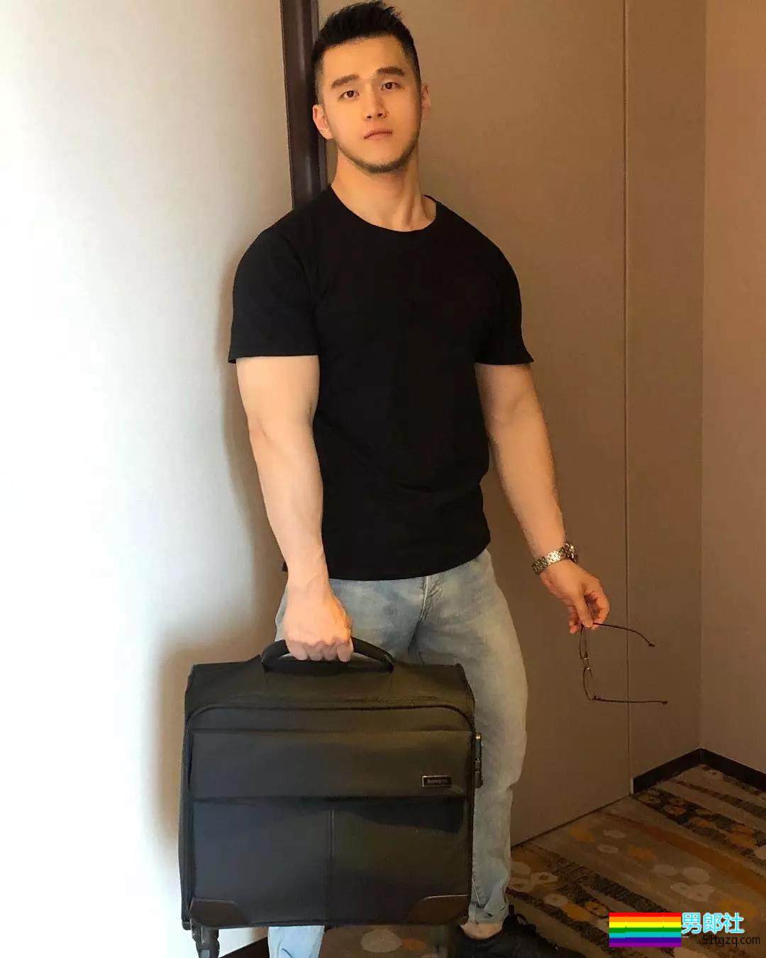 裤子故意买太小？肌肉名媛粗壮身材撑爆了 - 51虹马