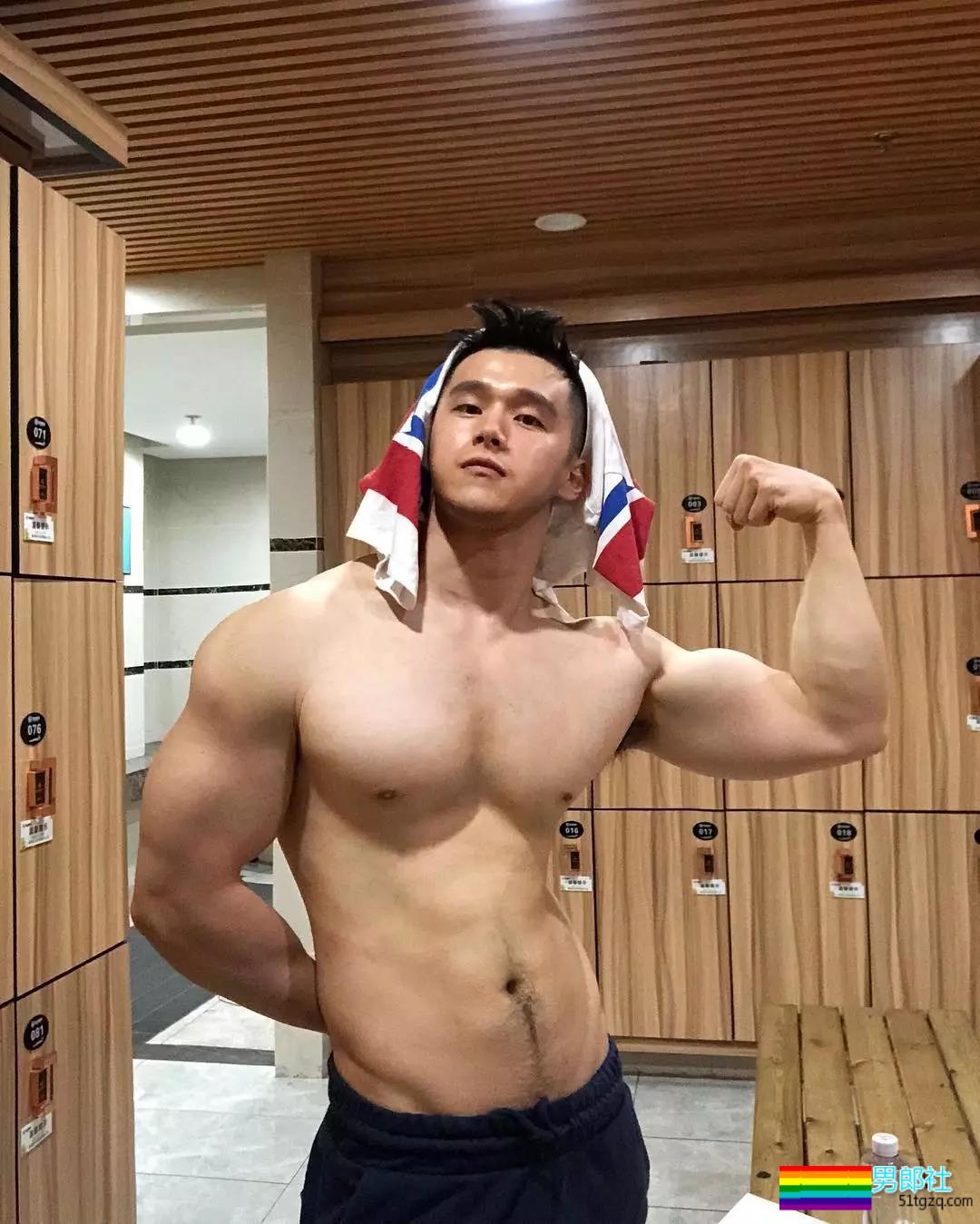 裤子故意买太小？肌肉名媛粗壮身材撑爆了 - 51虹马