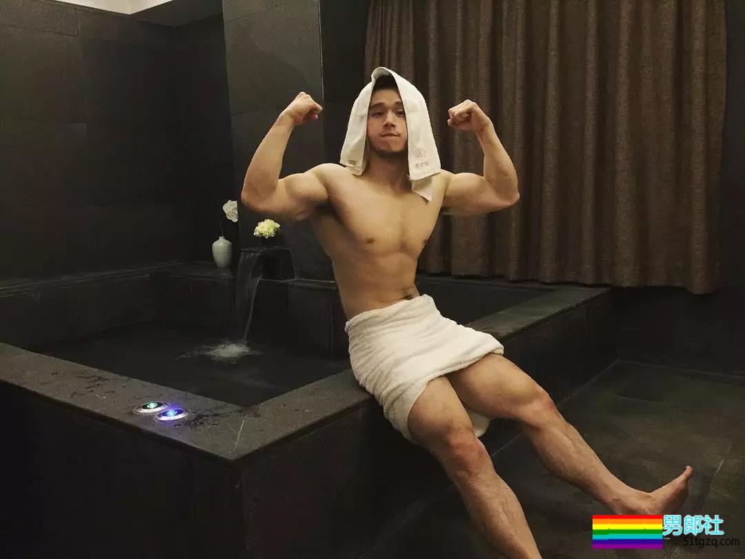 裤子故意买太小？肌肉名媛粗壮身材撑爆了 - 51虹马