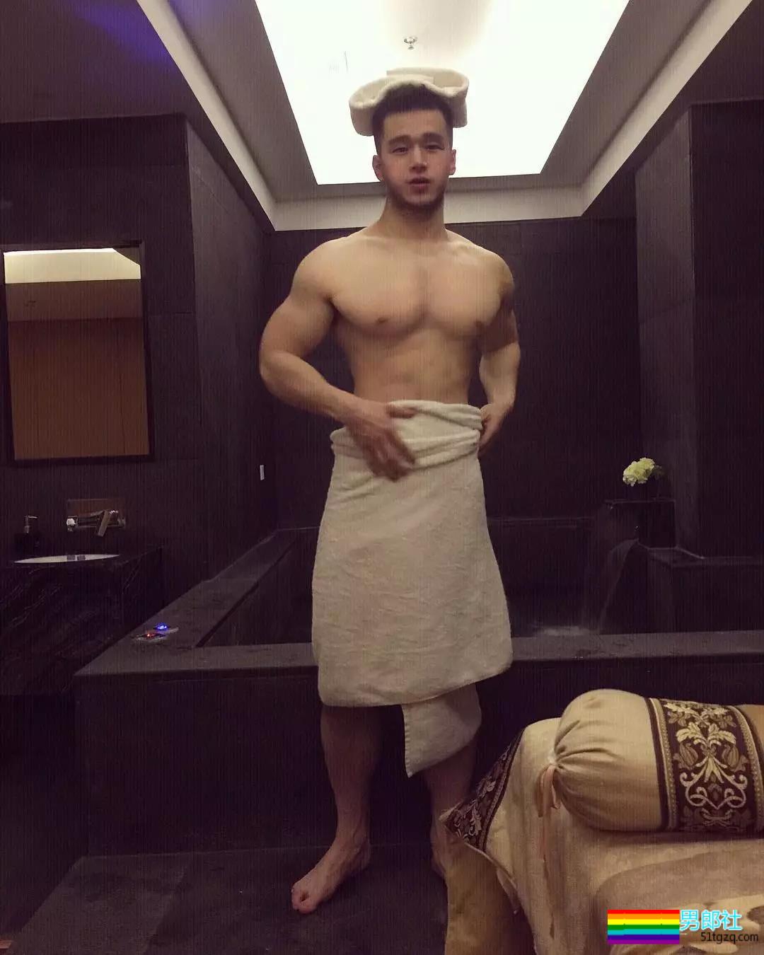 裤子故意买太小？肌肉名媛粗壮身材撑爆了 - 51虹马