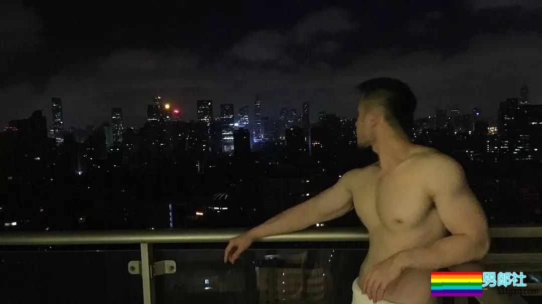 裤子故意买太小？肌肉名媛粗壮身材撑爆了 - 51虹马