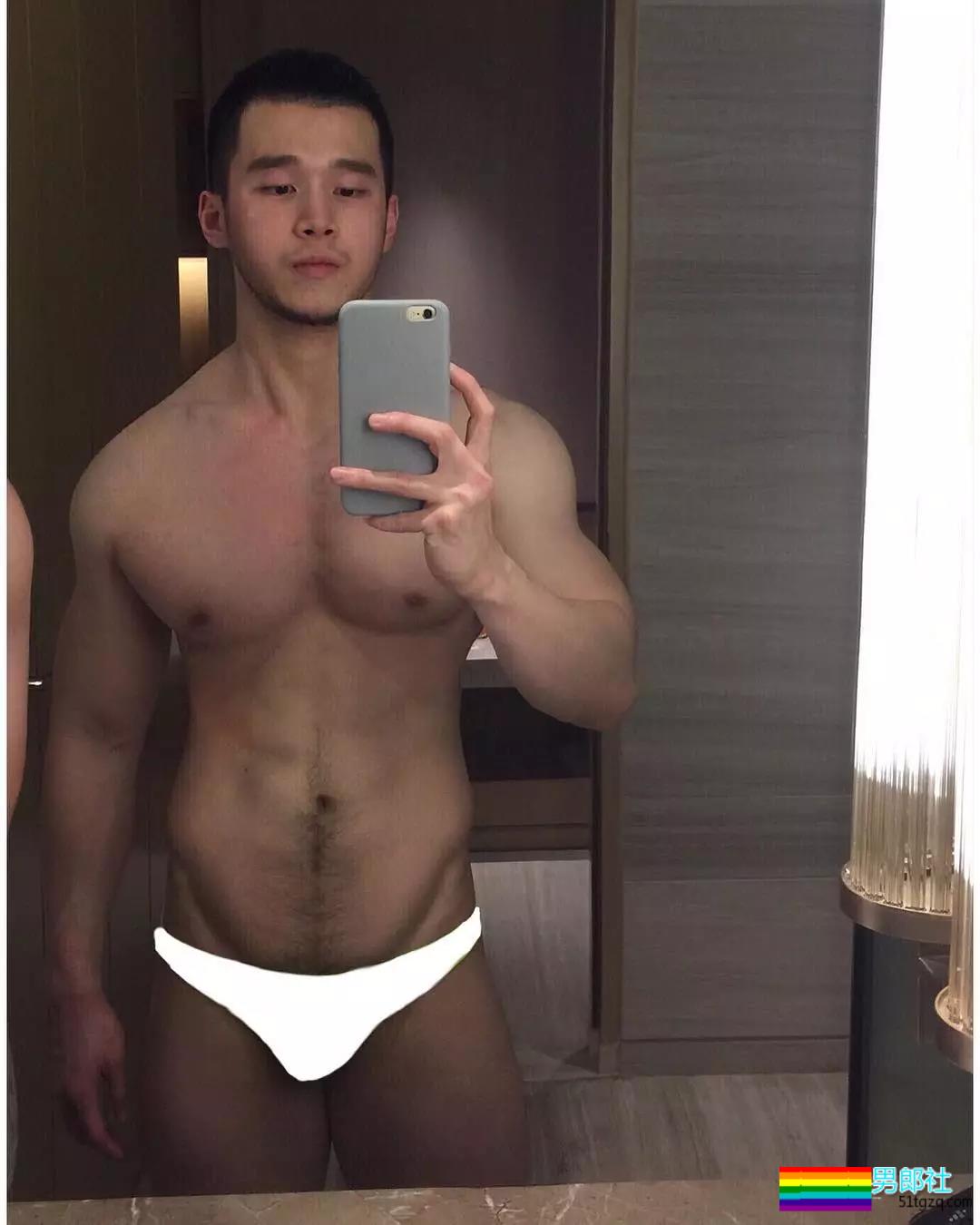 裤子故意买太小？肌肉名媛粗壮身材撑爆了 - 51虹马