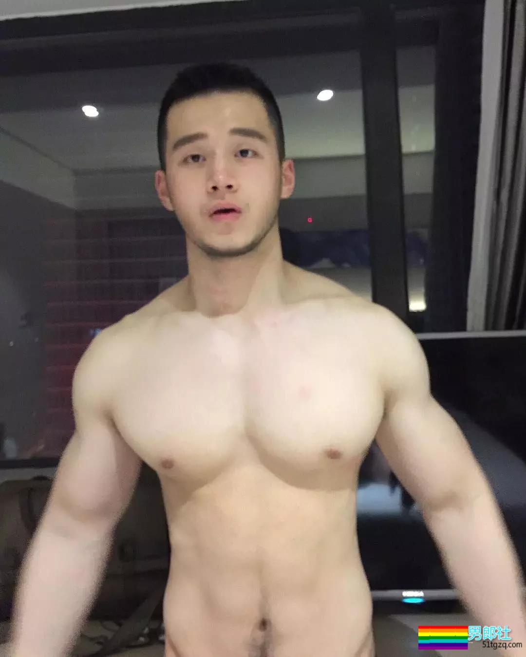 裤子故意买太小？肌肉名媛粗壮身材撑爆了 - 51虹马