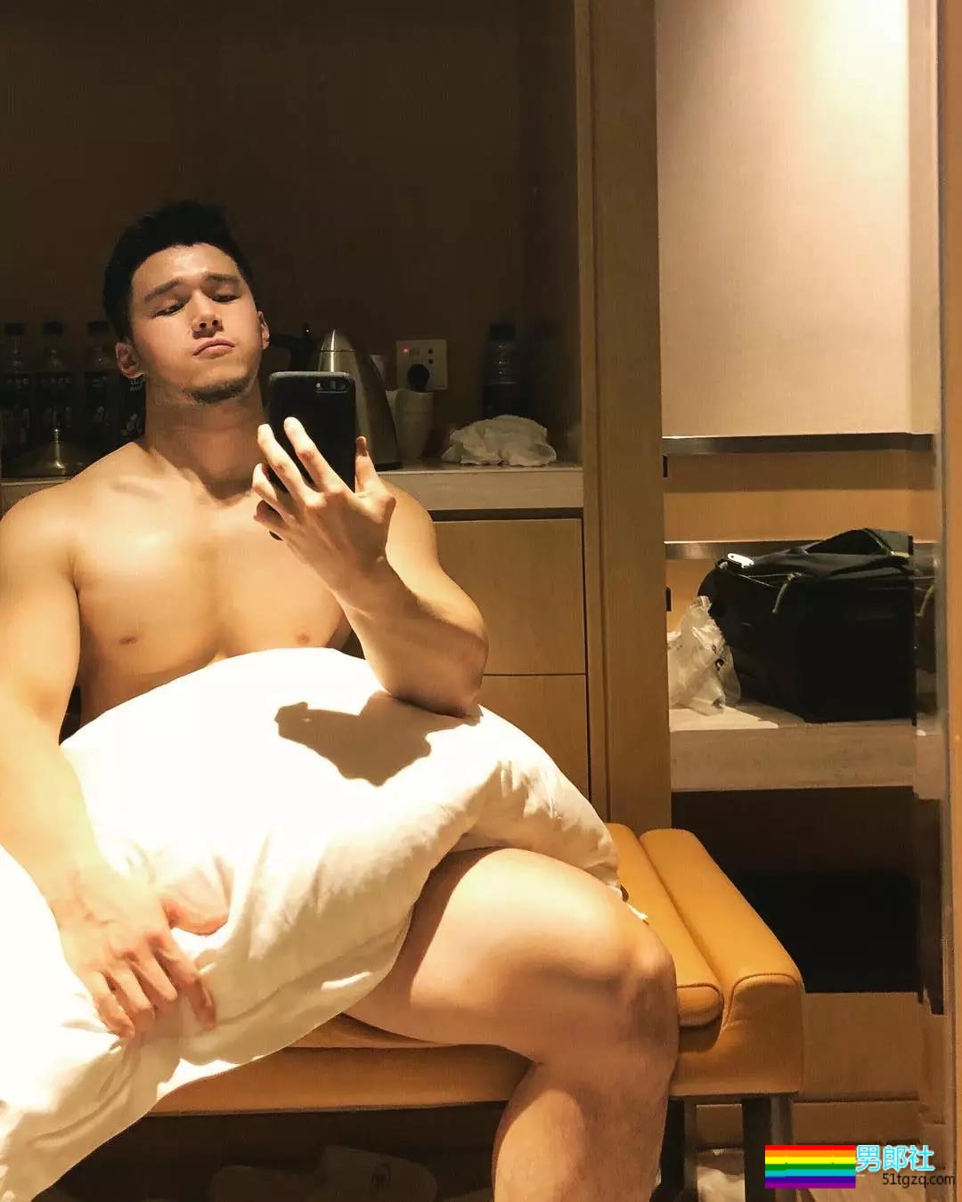 裤子故意买太小？肌肉名媛粗壮身材撑爆了 - 51虹马