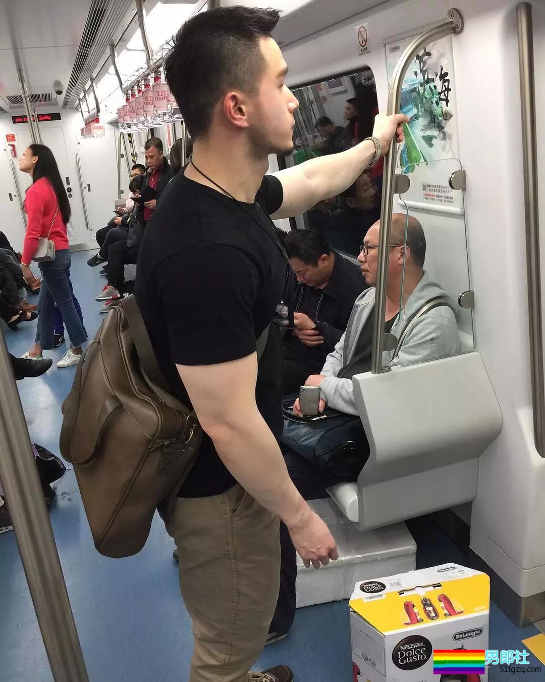 裤子故意买太小？肌肉名媛粗壮身材撑爆了 - 51虹马