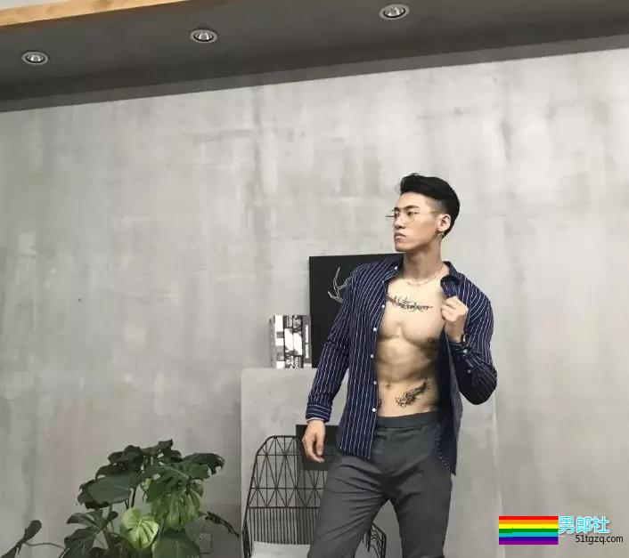 D罩杯大方胸+六块腹肌忠犬教练，和邢怀斌裸胸互动好看到喷鼻血！ - 51虹马