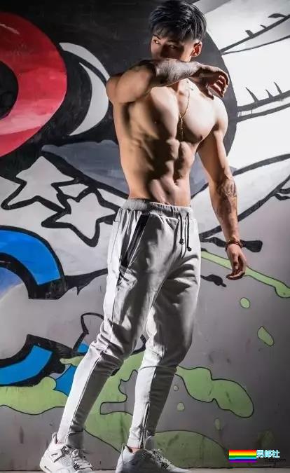 D罩杯大方胸+六块腹肌忠犬教练，和邢怀斌裸胸互动好看到喷鼻血！ - 51虹马