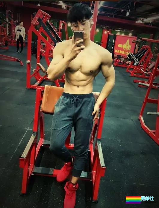 D罩杯大方胸+六块腹肌忠犬教练，和邢怀斌裸胸互动好看到喷鼻血！ - 51虹马