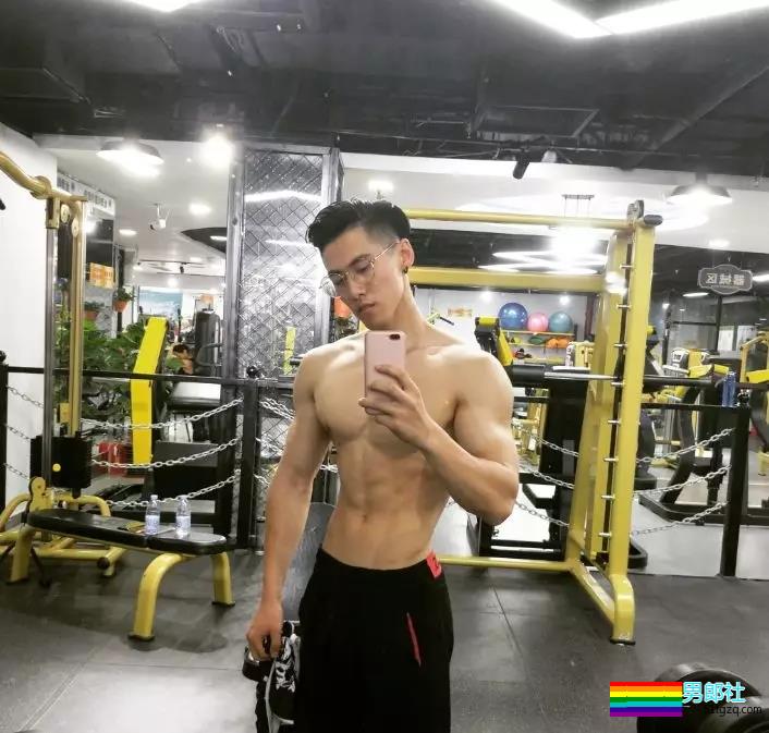 D罩杯大方胸+六块腹肌忠犬教练，和邢怀斌裸胸互动好看到喷鼻血！ - 51虹马